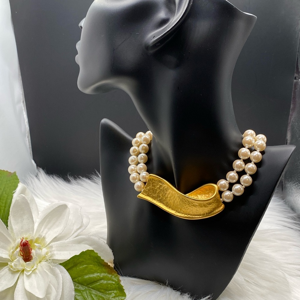 GIVENCHY FAUX PEARL CHOKER with Gold plated Pendant Statement piece STUNNING Euc